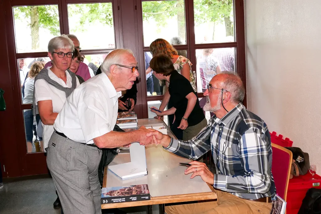 Jakob Zollinger – vom Flarzbueb zum Ehrendoktor Buchvernissage Jakob Zollinger mit grossem Publikum in der Festhütte Altrüti