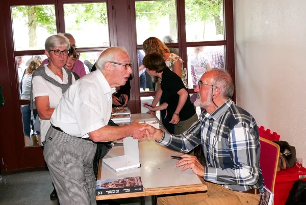 Buchvernissage Jakob Zollinger mit grossem Publikum in der Festhütte Altrüti