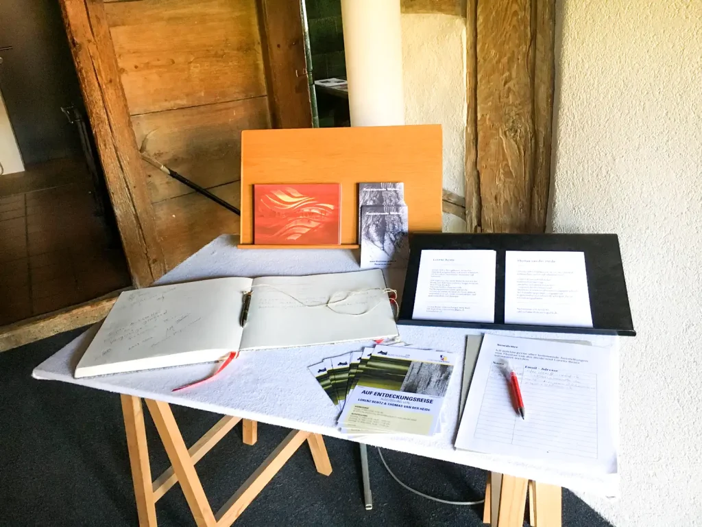 Bilderausstellung Auf Entdeckungsreise – Dürstelerhaus Ottikon Ausstellung mit abstrakten Malereien und fein gearbeiteten Strukturen