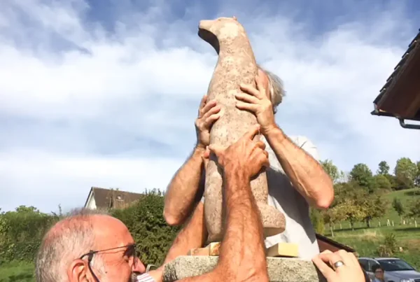 Otter-Skulptur aus rotem Sandstein auf dem Brunnen beim Dürstelerhaus in Gossau