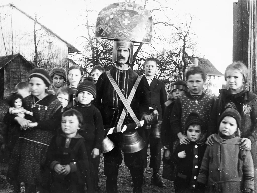 Lebendige Dorftraditionen in Bildern Historische Aufnahme von Gossauer Kindern mit Sensen und Rechen beim Festumzug