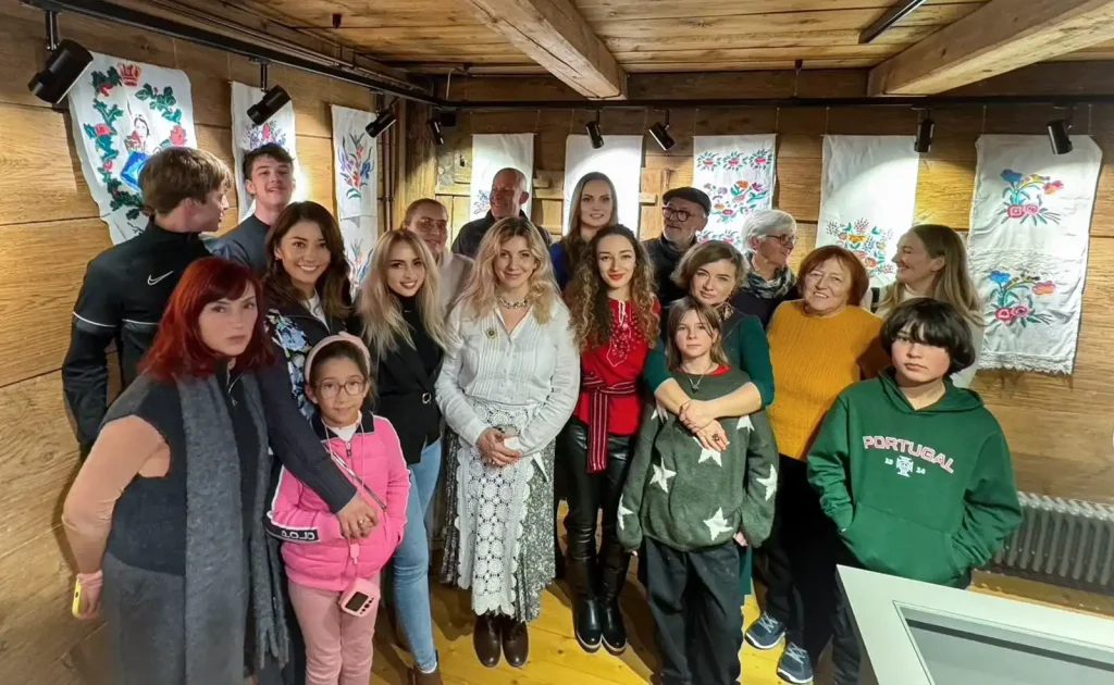 Bestickte Tücher und ihre Bedeutung Traditionelle ukrainische Rushnyks als Hausschmuck und Ritualgegenstand