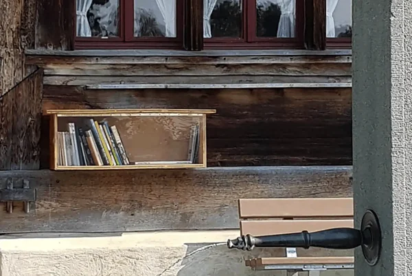 Bücherbox mit Ortsgeschichten und Zollinger-Biografie am Dürstelerhaus
