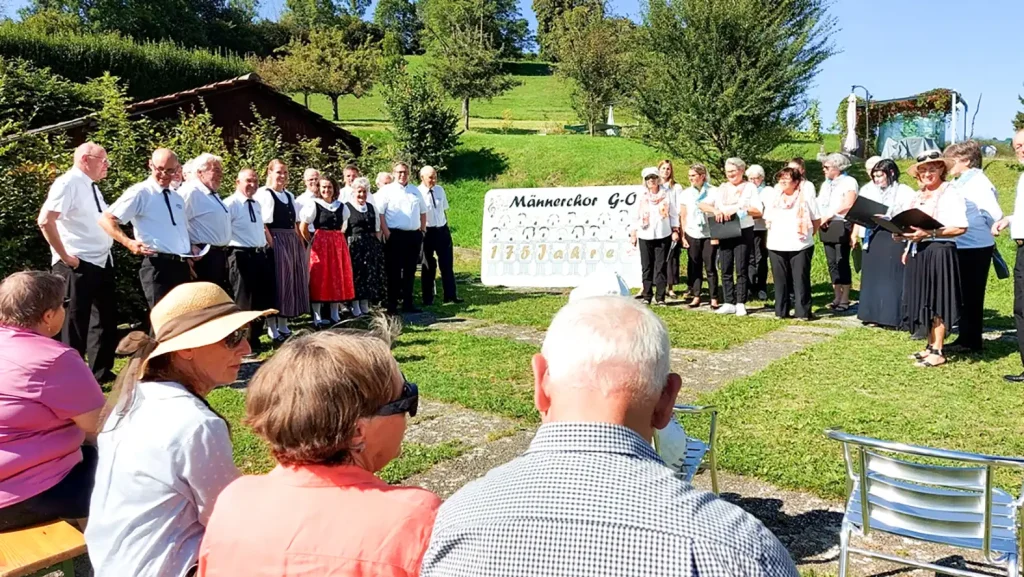 Männerchor Gossau-Ottikon feiert Jubiläumsausstellung Gruppenfoto und Konzert des Männerchors Gossau-Ottikon bei Jubiläumsausstellung