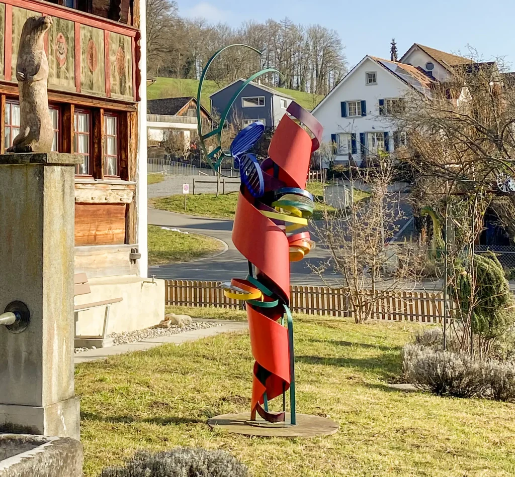 Bunte Skulptur von Roberto Lauro vor dem Dürstelerhaus in Gossau Roberto Lauro – Farbe, Licht und Bewegung