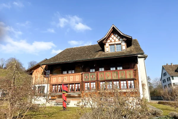Bunte Skulptur von Roberto Lauro vor dem Dürstelerhaus in Gossau