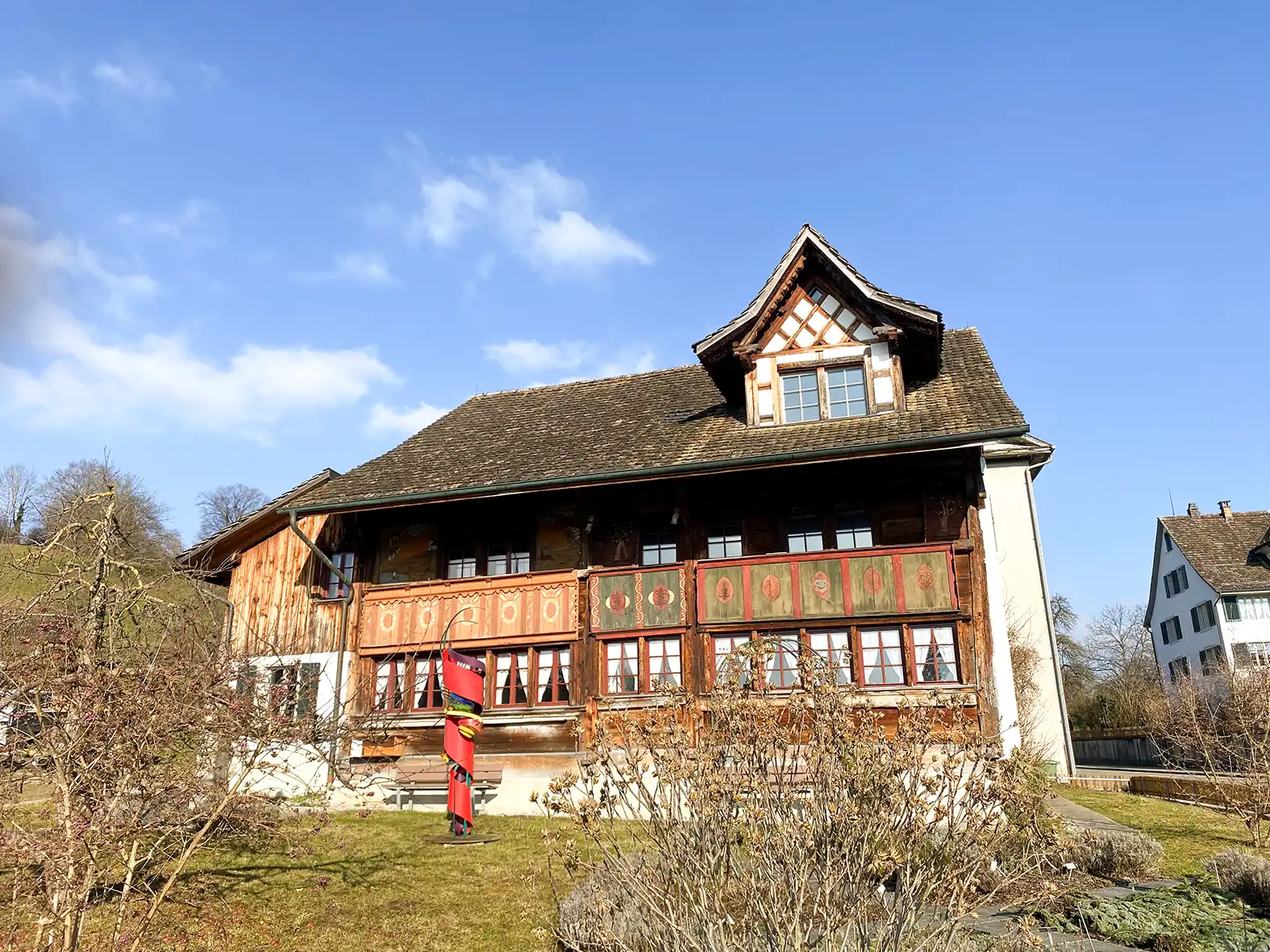 Bunte Skulptur von Roberto Lauro vor dem Dürstelerhaus in Gossau