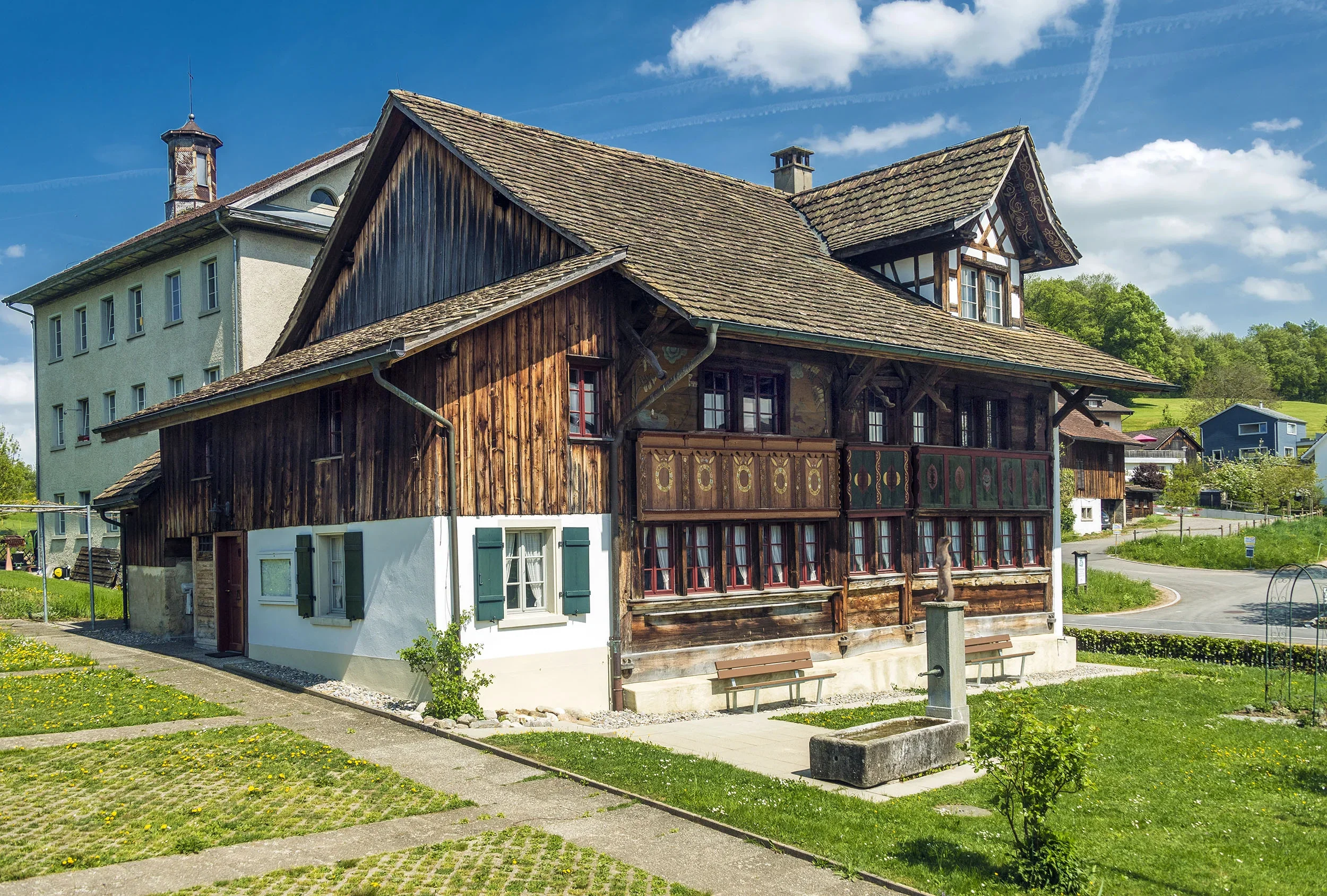 Das Dürstelerhaus in Unter-Ottikon (Gossau ZH) ist ein kulturhistorisches Fachwerkhaus und Museum. Seit 50 Jahren prägt es das Dorfleben mit Ausstellungen, Veranstaltungen und kulturellen Projekten. Das Bild zeigt die Hauptfassade des Hauses mit seiner traditionellen Architektur.