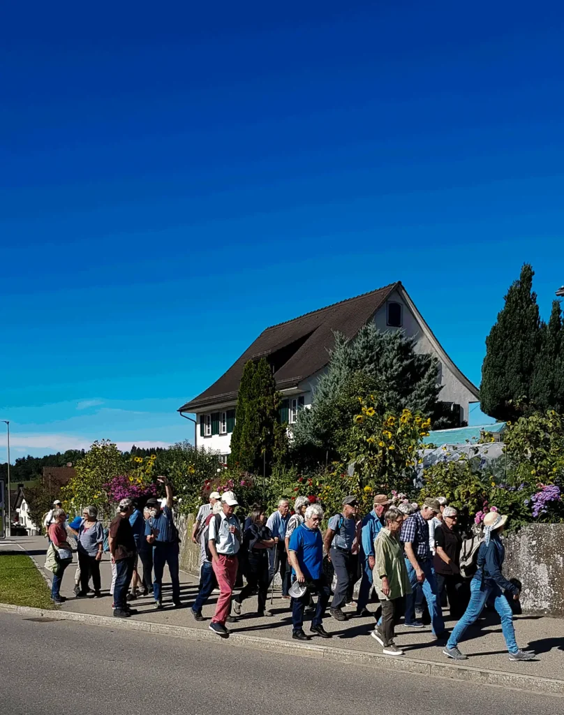 Spaziergang durch Herschmettlen – auf den Spuren von Jakob Zollinger Gruppe beim Spaziergang vor dem Zollinger-Haus in Herschmettlen