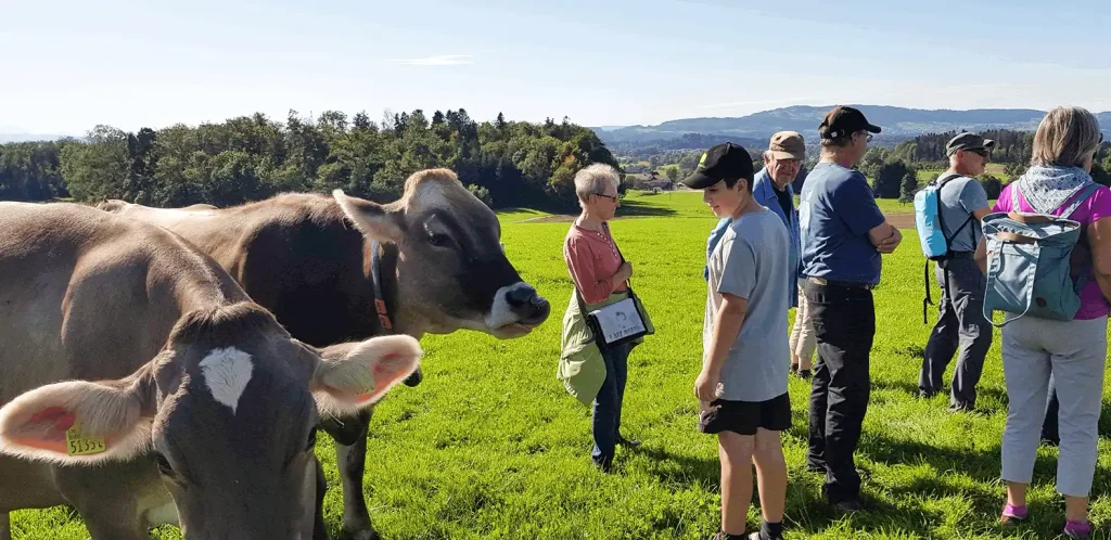 Spaziergang durch Herschmettlen – auf den Spuren von Jakob Zollinger Gruppe beim Spaziergang vor dem Zollinger-Haus in Herschmettlen