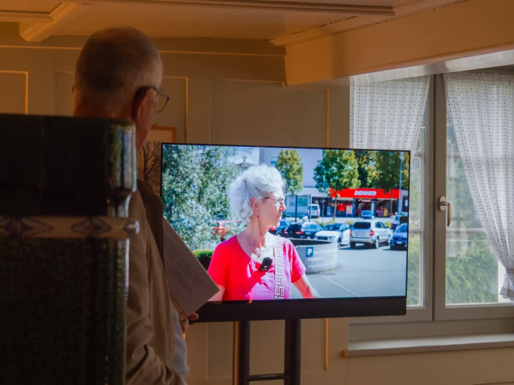 Besucher der Vernissage schauten den entstanden 50-Jahre-Dürstelerhaus Film