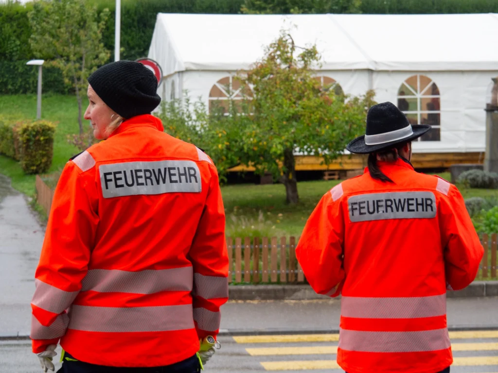 Die Feuerwehr Gossau in ihren Leuchtenden Westen