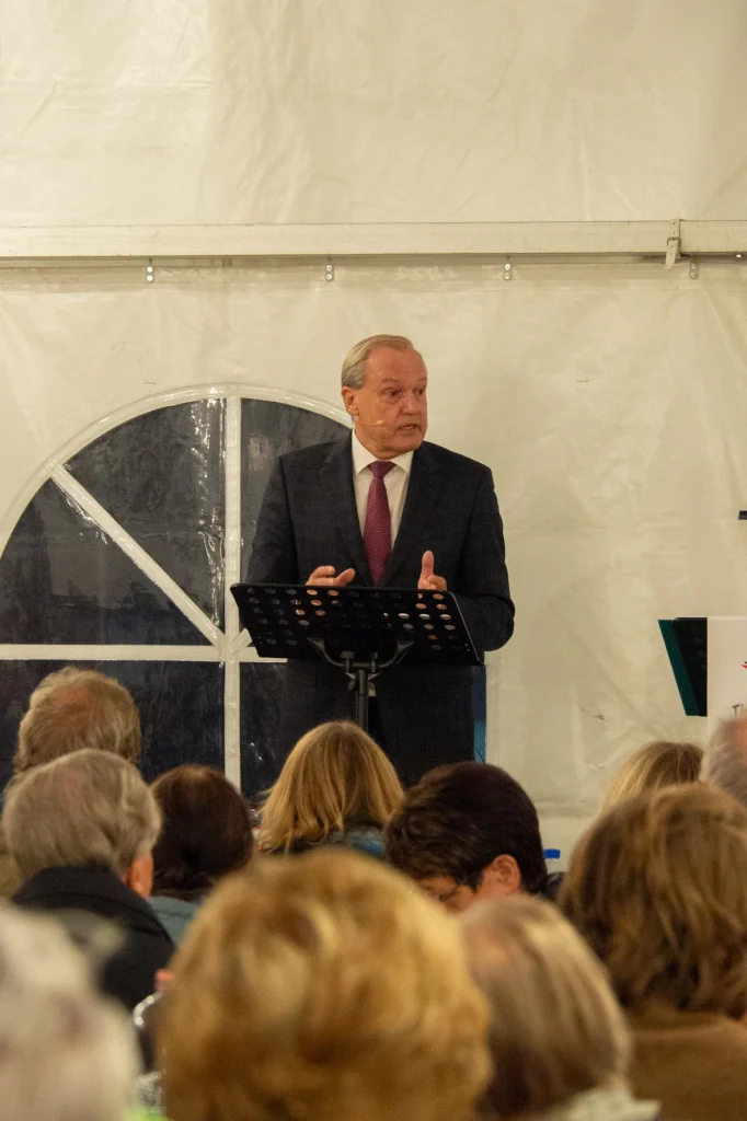 Jörg Kündig, Gemeindepräsident von Gossau ZH haltet eine Rede
