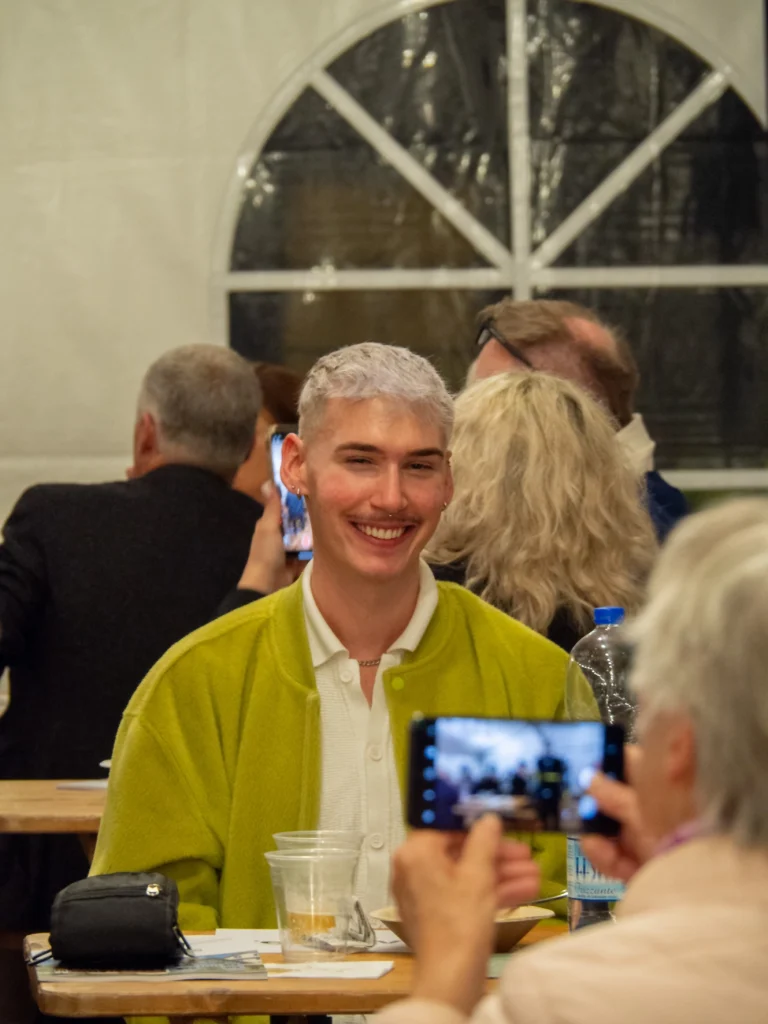 Lächelnder Gast bei der 50-Jahre-Dürstelerhaus Vernissage